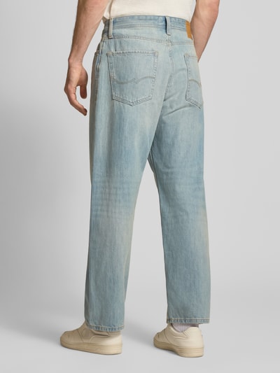 Männermodel trägt Baggy Fit Jeans im Used-Look Modell 'ALEX' von Jack & Jones, hellblau, reine Baumwolle, Ganzkörperansicht Rückansicht.