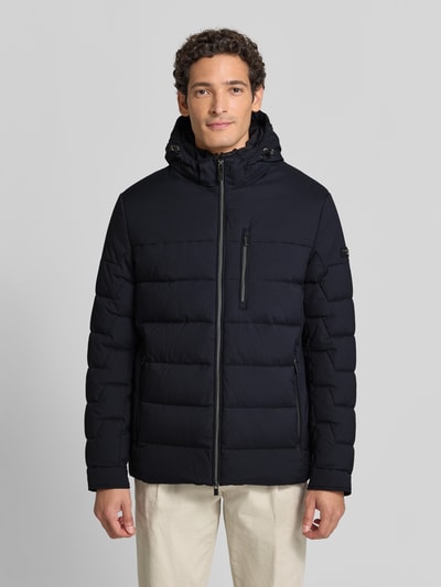 Männermodel trägt Steppjacke mit Zweiwege-Reißverschluss von bugatti, schwarz, Szerokość w rozmiarze 50: 60 cm, krój regular fit, Ganzkörperansicht von vorne