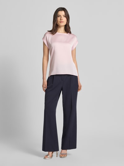 Vrouwenmodel draagt T-shirt met ronde hals model 'ELLETTE' van Vila, lichtroze, mix van viscose en elastaan, los model, dames, geheelvooraanzicht