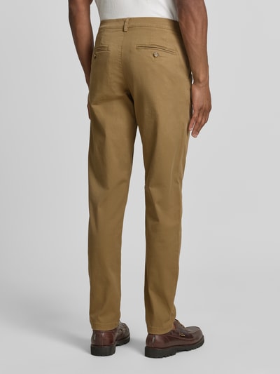 Männermodel trägt Slim Fit Chino aus Baumwoll-Mix Modell 'MILES' von Selected Homme in Unifarben mit Gesäßtaschen, Ganzkörperansicht Rückansicht.