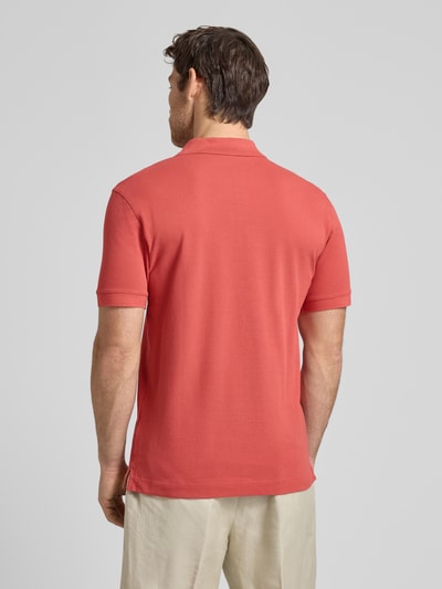 Männermodel trägt Regular Fit Poloshirt aus reiner Baumwolle Modell 'PALLAS' von BOSS in Optik: Unifarben, Ganzkörperansicht Rückansicht.