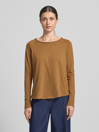 Frauenmodel trägt Longsleeve mit Rollsaum von Rich & Royal aus reiner Baumwolle in Braun, Regular Fit, Rundhalsausschnitt, Ganzkörperansicht von vorne.