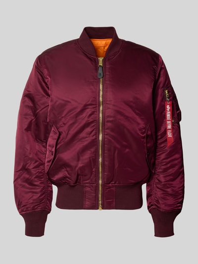 Produktfoto, Regular Fit Bomberjacke mit Stehkragen Modell 'Heritage' von Alpha Industries, burgund, zamek błyskawiczny, kieszenie z patką, elastyczne wykończenia, długość tyłu w rozmiarze M: 63 cm, szerokość ramion w rozmiarze M: 50 cm, szerokość klatki piersiowej w rozmiarze M: 57 cm