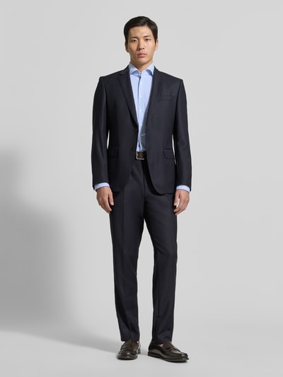 Männermodel trägt Slim Fit Business-Hemd mit Haifischkragen von SEIDENSTICKER, Material-Mix mit Stretch-Anteil, Allover-Look, dunkle Farben, Ganzkörperansicht von vorne. Rückenlänge 78 cm, Schulterbreite 44 cm, Ärmellänge 66 cm.