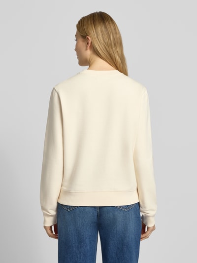 Vrouwenmodel draagt sweatshirt met labelprint en ronde hals van Scotch & Soda, puur katoen, regular fit, crèmekleurig, rugaanzicht.