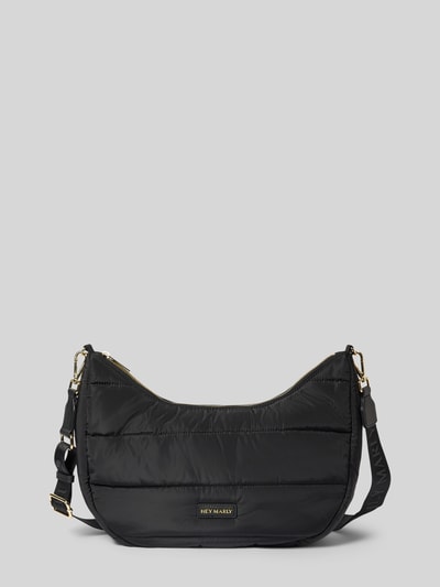Produktfoto, zwarte dames tas Halfmoon Bag met labeldetail model 'Lifetime Buddy M' van Hey Marly, hoofdvak met ritssluiting, verstelbare schouderband, binnenin ritsvak, breedte maat 1: 37 cm, lengte 27 cm, diepte 10 cm, schouderbandlengte 63 cm, gladde textuur, gewatteerde stiksels