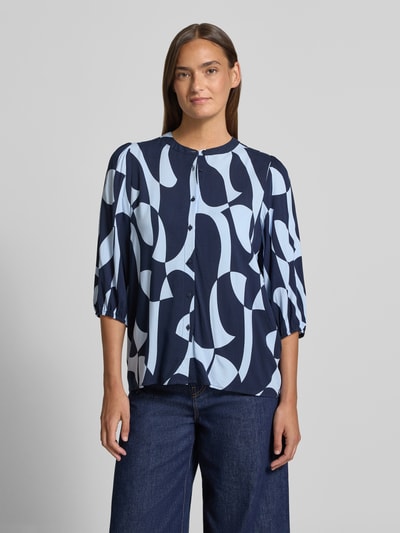 Kobiece model prezentuje Regular Fit Bluse aus Viskose mit 3/4-Arm Modell 'CHANISE' von Soyaconcept, wzór na całej powierzchni, okrągły dekolt, rękaw o dł. 3/4, długość tyłu w rozmiarze S: 64 cm, długość rękawów: 45 cm, widok całej sylwetki z przodu