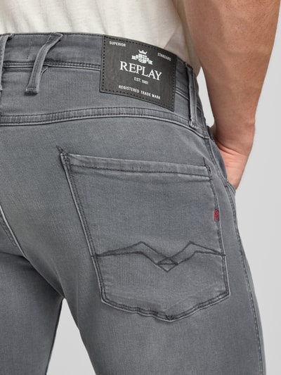 Männermodel trägt Slim Fit Jeans mit Eingrifftaschen Modell 'ANBASS' von Replay in Grau aus Baumwoll-Elasthan-Mix, Detailaufnahme Rückansicht, Bundweite 42 cm, Innenbeinlänge 80 cm.