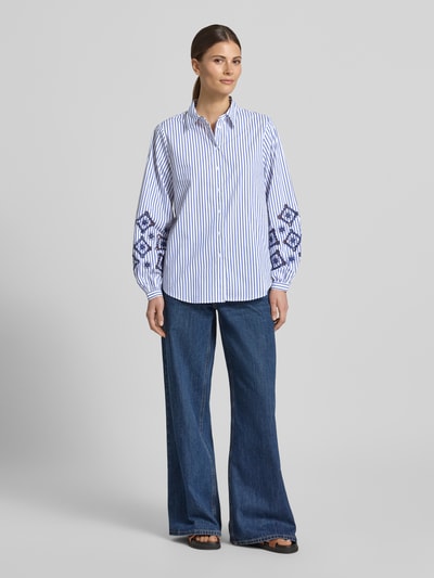 Frauenmodel trägt Regular Fit Bluse mit Lochstickerei von Apricot, Streifenmuster, Baumwoll-Mix mit Stretch-Anteil, Hemdblusenkragen, Knopfleiste, Lochstickerei an den Ärmeln, Rückenlänge bei Größe S 69 cm, Ärmellänge 61 cm, Blautöne und Weiß, glatte Textur, Ganzkörperansicht von vorne.