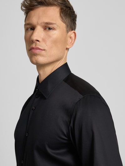 Männermodel trägt Regular Fit Businesshemd aus reiner Baumwolle Modell 'JOE' von BOSS, unifarben, Nahaufnahme Oberkörper.