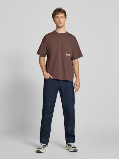 Männermodel trägt blaue Straight Fit Jeans aus reiner Baumwolle Modell 'EDGE' von ONLY, Herren Wide & Loose Fit Jeans, Ganzkörperansicht von vorne.