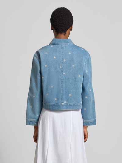 Vrouwenmodel draagt Regular fit jeansjacke uit pure katoen van Tom Tailor Denim in lichtblauw met witte details, Ganzkörperansicht Rückansicht.
