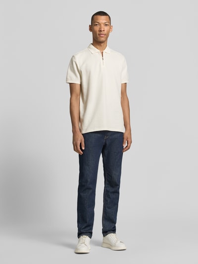 Männermodel trägt Regular Fit Poloshirt mit Strukturmuster von MCNEAL aus elastischem Baumwoll-Mix, Reißverschluss, Kurzärmelig, Ganzkörperansicht von vorne.