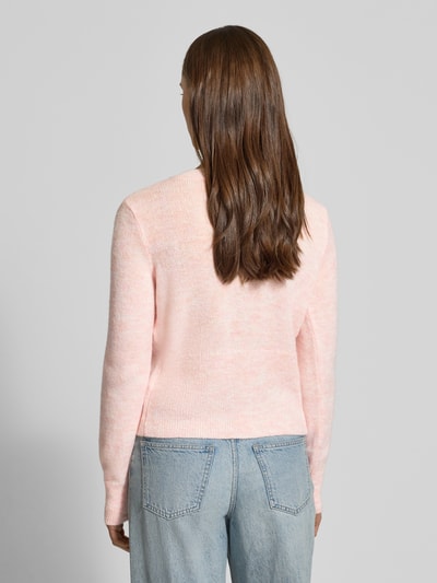 Frauenmodel trägt Regular Fit Strickjacke mit einreihiger Knopfleiste Modell 'ELLA' von ONLY, Optik: Unifarben, Rundhals, langarm, Materialverarbeitung: Strick, ganzkörperansicht rückansicht.