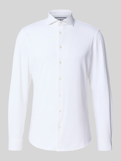 Produktfoto, Slim Fit Business-Hemd mit Haifischkragen von Jake*s, weiß mit Strukturmuster, Material-Mix mit Stretch-Anteil, glatte Textur.