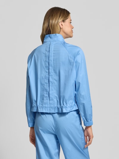 Vrouwenmodel draagt Regular Fit Jacke mit Stehkragen van Marc Cain in lichtblauw, katoenmix, elastische boorden, rugaanzicht.