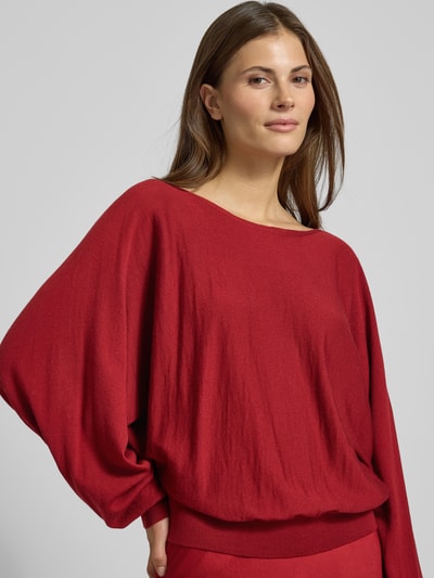 Vrouwenmodel draagt Oversized Strickpullover met U-Boot-hals Gerlina van Drykorn, pure scheerwol, geribbelde boorden, bovenlichaam close-up.