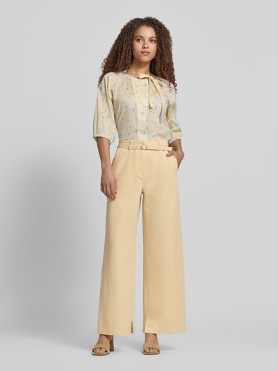 Vrouwenmodel draagt Stoffen broek met riem en steekzakken van JAKE*S STUDIO WOMAN, puur katoen, uitlopend model, haakjes- en ritssluiting, doornsluiting, Franse steekzakken, strookzakken aan de achterkant, bandwijdte bij maat 36: 35 cm, binnenbeenlengte bij maat 36: 76 cm. Volledige lichaamsaanzicht van voren.