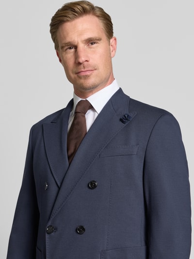 Männermodel trägt Regular Fit Anzughose mit Viskose-Anteil von JOOP!, glatter Stoff, klassisches Dunkelblau, Nahaufnahme Oberkörper. Herren Anzughose, elastischer Material-Mix, Zweiknopfleiste, aufgesetzte Taschen.