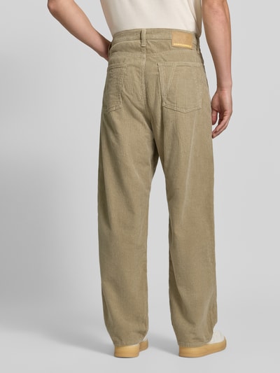 Männermodel trägt Wide Leg Cordhose aus Baumwoll-Mix Modell 'JAAMEO' von ARMEDANGELS in Beige mit sichtbarer Struktur, Ganzkörperansicht Rückansicht, Herren Weite Hose von ARMEDANGELS.