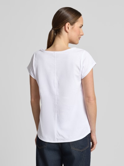 Frauenmodel trägt T-Shirt mit Statement-Print von Christian Berg Woman, weiße Reine Baumwolle, Regular-Fit, Rollsaum, Rundhalsausschnitt, Rückenlänge 60 cm, Ganzkörperansicht Rückansicht.