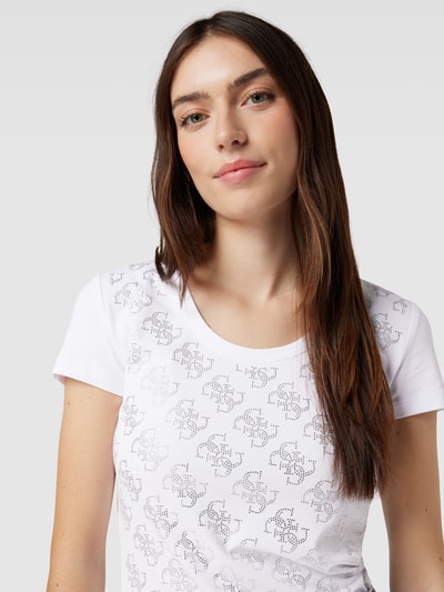 Guess T-Shirt mit Label-Muster aus Strasssteinbesatz Weiss 3