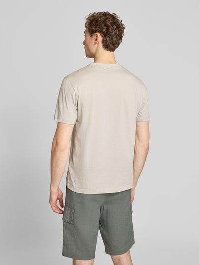 Männermodel trägt Regular Fit T-Shirt aus reiner Baumwolle Modell 'TE_BOARD' von BOSS Orange in Unifarbe, Ganzkörperansicht Rückansicht.
