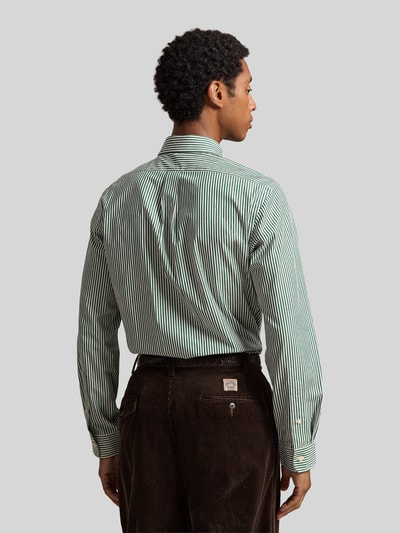 Männermodel trägt Custom Fit Freizeithemd aus Baumwoll-Mix von Polo Ralph Lauren mit grünen und weißen Streifen, Ganzkörperansicht Rückansicht.