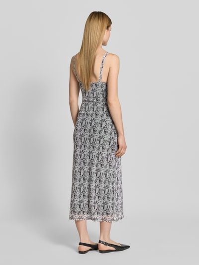 Frauenmodel trägt Körpernahes Freizeitkleid mit Allover-Muster Modell 'STEPH' von Vero Moda, Optik:Allover-Muster, Passform:Körpernah, Ausschnitt:V-Ausschnitt, Trägerform:schmale Träger, Saum:gerade, Grau-Schwarz-Töne, Ganzkörperansicht Rückansicht.