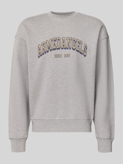 Produktfoto, graues Relaxed Fit Sweatshirt aus reiner Baumwolle Modell 'WORDMARK' von ARMEDANGELS, Logo-Print, weiche Textur