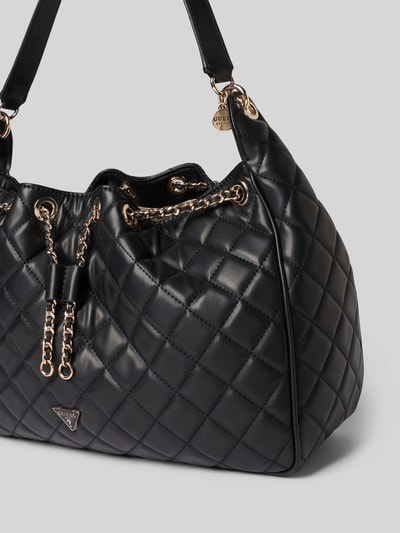 Produktfoto, schwarze Handtasche in Stepp-Optik Modell 'JULIET' von GUESS mit Logo-Detail, Tunnelzug und schmalem Schulterriemen, Nahaufnahme