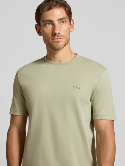 Mannelijk model draagt Regular Fit T-shirt uit zuivere katoen model 'Te_interlock' van BOSS Orange, zachtgroen, Heren t-shirt, Nahaufnahme Oberkörper.