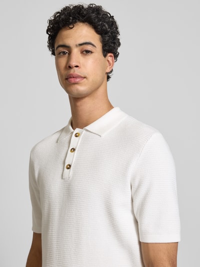 Männermodel trägt Regular Fit Poloshirt aus reiner Baumwolle Modell 'ERIC' von Only & Sons, Optik: Unifarben, Struktur, Polokragen, Kurzarm, Strick, Nahaufnahme Oberkörper.
