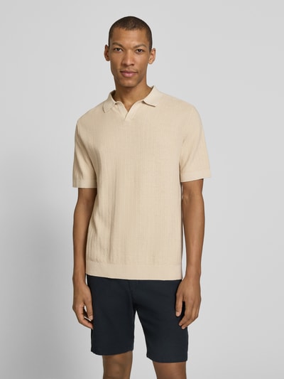 Męski model nosi Regular Fit Poloshirt aus Baumwoll-Leinen-Mix Modell 'MATTIS' od SELECTED HOMME, kolor jednolity, bawełna, len, krótki rękaw, krój regular fit, przedni widok całej sylwetki.