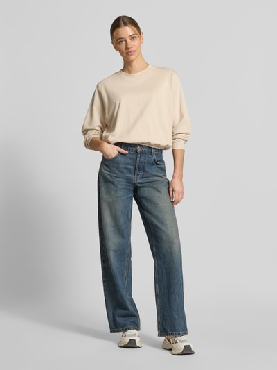 Modelka nosi Sweatshirt mit Rundhalsausschnitt Modell 'Saida' od FREE/QUENT, bawełna organiczna, krój relaxed fit, widok całej sylwetki z przodu.