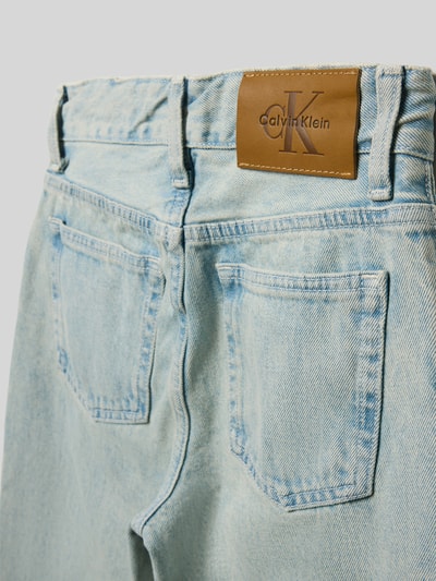 Produktfoto, hellblaue Straight Fit Jeans mit Label-Detail von Calvin Klein Jeans, reine Baumwolle, sichtbare Gesäßtaschen und Struktur
