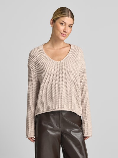 Modelka kobieca nosi beżowy sweter 'Loose Fit Pullover aus Baumwoll-Mix' od Marc O'Polo, widok całej sylwetki z przodu.