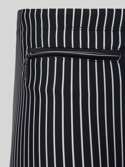 Produktfoto, Badehose im Allover-Look mit Reißverschlusstasche von Schiesser in Schwarz mit weißen Längsstreifen, elastischer Bund, Körpernahe Passform