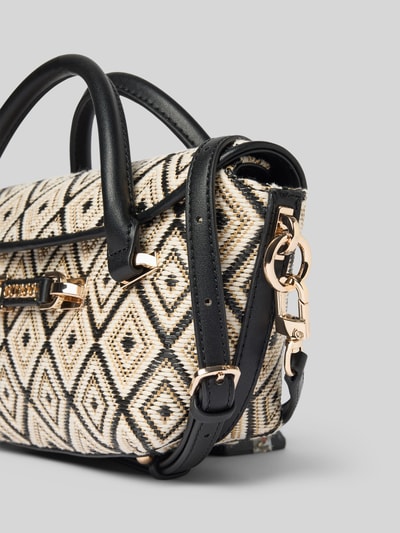 Produktfoto, Bauchtasche mit Viskose-Anteil Modell 'Sophia' von Guess in Flecht-Optik, Überschlag, Logo-Detail, Magnetverschluss, schwarz-beige.