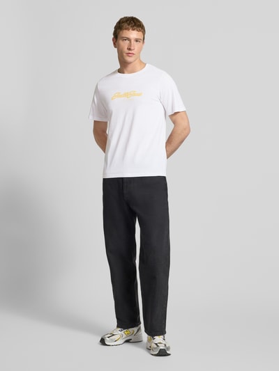 Männermodel trägt Regular Fit T-Shirt mit Logo-Print von JACK & JONES aus reiner Baumwolle, Herren T-Shirt, Rundhalsausschnitt, Ganzkörperansicht von vorne.