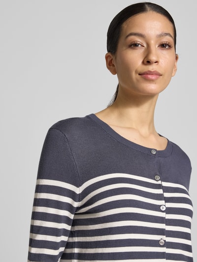 Frauenmodel trägt Strickjacke aus Viskose-Mix mit Streifenmuster von Christian Berg Woman, Regular-Fit, Rundhalsausschnitt, Knopfleiste, Nahaufnahme Oberkörper.