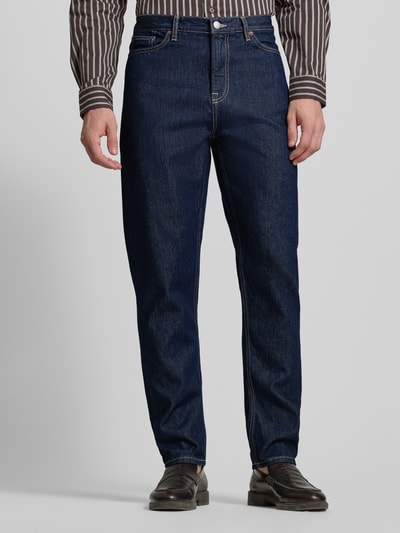 Mannelijk model draagt Jeans uit pure katoen Modell 'COSMO' van Samsøe Samsøe, straight fit, donkerblauw, 5-pocket, vooraanzicht volledige lichaam