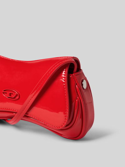 Produktfoto, Shoulder Bag mit Logo-Detail von Diesel, glänzende rote Oberfläche, schmaler Schulterriemen, glatte Textur, Detailaufnahme