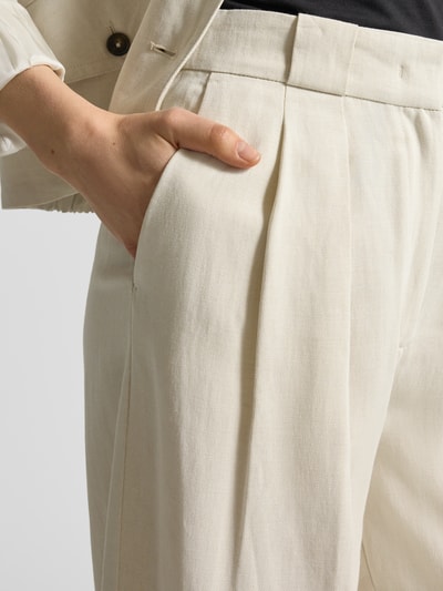 Frauenmodel trägt Loose Fit Weite Hose aus Viskose-Leinen-Mix von Marc O'Polo, Optik: Unifarben, Nahaufnahme Oberkörper.