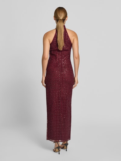 Frauenmodel trägt Abendkleid mit Paillettenbesatz von ROTATE, eng anliegende Passform, Maxilänge, Stehkragen, Ärmelloses-Design, Allover-Pailletten- und Ziersteinbesatz, bordeauxrote Farbe, strukturierte, glänzende Textur, Ganzkörperansicht Rückansicht.