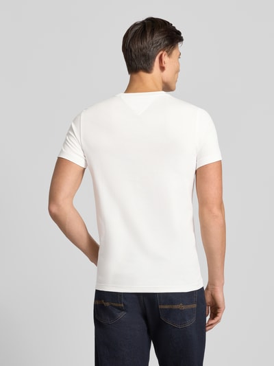 Męski t-shirt z bawełny ekologicznej od Tommy Hilfiger, prosty krój, okrągły dekolt, długość tyłu 67 cm, całkowity widok z tyłu.