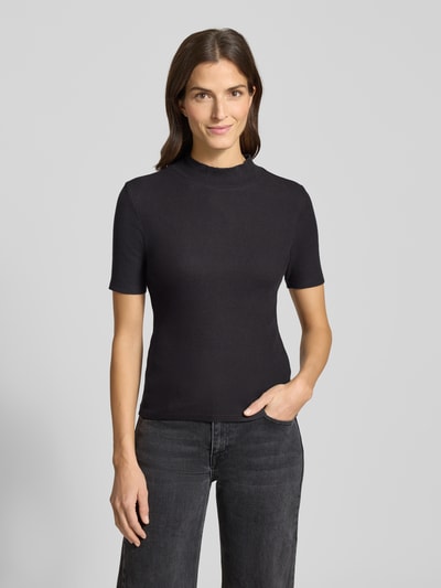 Vrouwenmodel draagt T-Shirt met geribde opstaande kraag van Scotch & Soda, katoen-elastaan mix, regular fit, zwart, frontale busteshot.