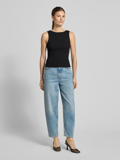Frauenmodel trägt Slim Fit Top mit Strukturmuster von Scotch & Soda aus elastischem Baumwoll-Mix, Schwarz, Rundhalsausschnitt, Ärmelloses-Design, Ganzkörperansicht von vorne. Rückenlänge bei Größe S: 48 cm.