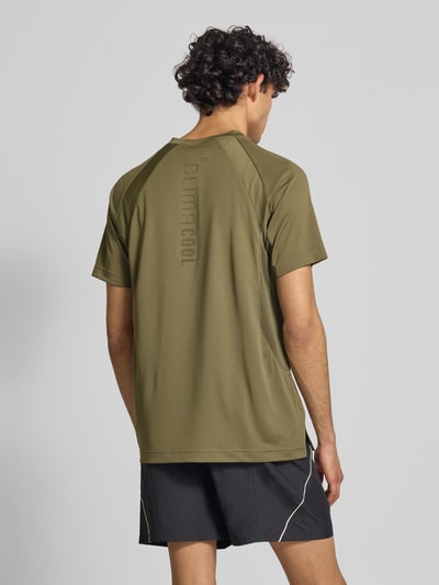 Männermodel trägt Sport T-Shirt von adidas Training, Optik: Unifarben, Passform: Regular-Fit, Label-Print, Materialverarbeitung: Stretch-Webstruktur, Ganzkörperansicht Rückansicht.