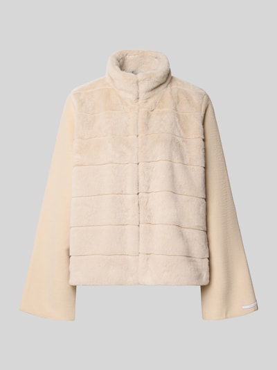 Produktfoto, sandfarbene Jacke mit Viskose-Anteil Modell 'BALIA' von EMME, Stehkragen, Kunstfell, Steppnähte, lockere Trompetenärmel, glatte Texturen